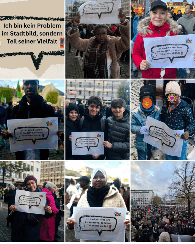 Menschen auf einer Demonstration in Bielefeld halten Schilder mit der Aufschrift „Ich bin kein Problem im Stadtbild, sondern Teil seiner Vielfalt!“
